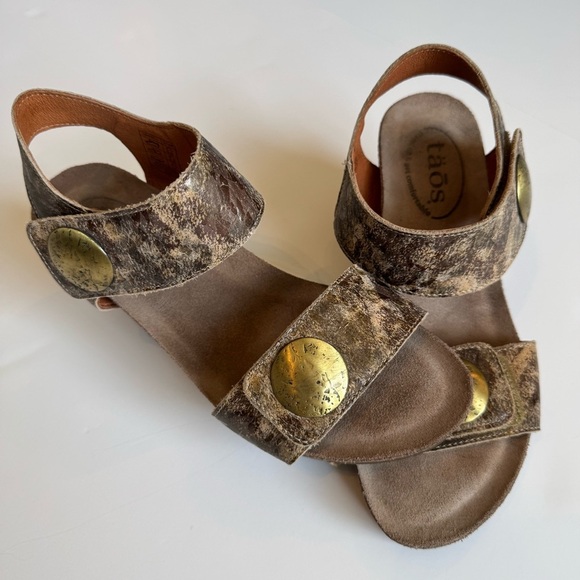 Taos Footwear Women's Sandals - Textured Brown with Gold Accents 5 -5.5 - Picture 2 of 10